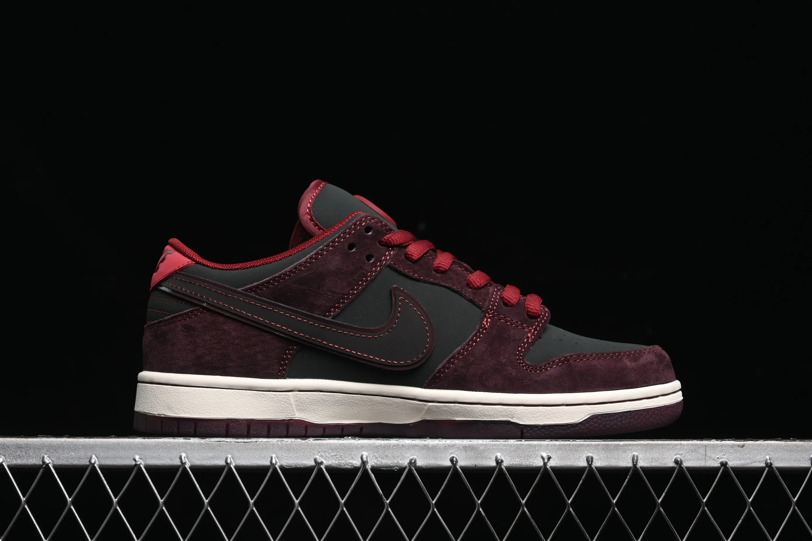 All categories Nk SB Dunk Series Nk SB Dunk Low low-top sneakers Riot Skateshop x Nk SB Dunk Low joint model Bordeaux red low-top casual sneakers FZ1289-200